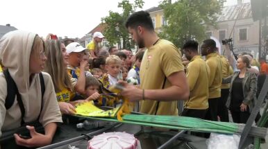 Piłkarze ręczni Łomży Vive powitani w Kielcach jak zwycięzcy Ligi Mistrzów
