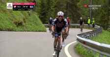 Kibic jechał obok kolarzy na 20. etapie Giro d’Italia