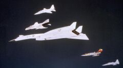 Zdjęcie wykonane niedługo przed katastrofą. Widać wyraźnie formację. Od góry T-58, F-4, XB-70A, F-104N i F-5