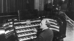 Louis Vierne, organista katedry Notre-Dame w Paryżu, kompozytor - fotografia sytuacyjna (gra na organach), 1927r.