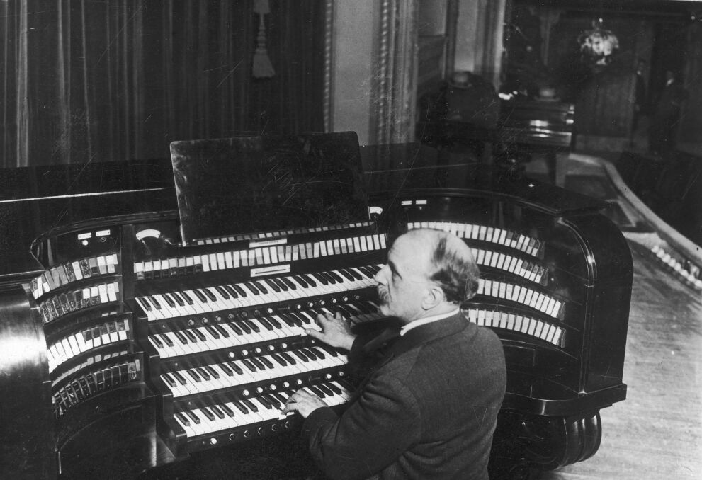 Louis Vierne, organista katedry Notre-Dame w Paryżu, kompozytor - fotografia sytuacyjna (gra na organach), 1927r.