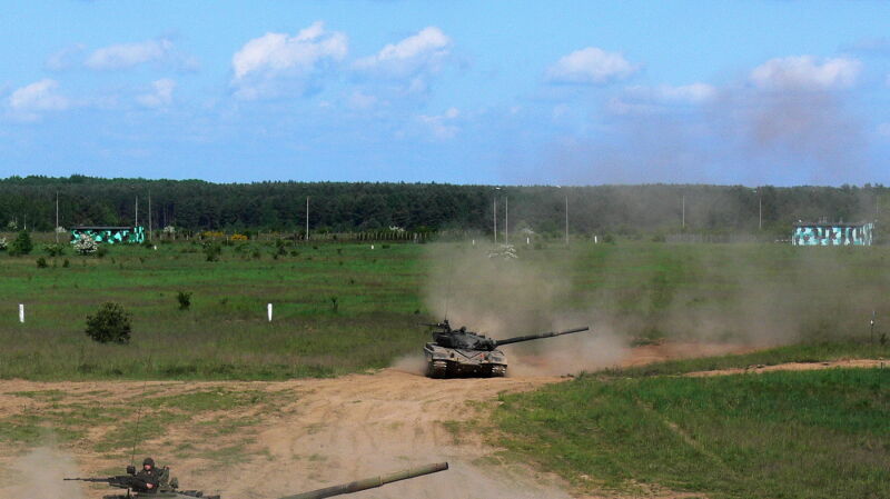 Polskie czołgi T-72 na poligonie