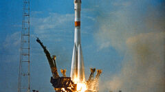 Rakieta Sojuz, która wyniosła Komarowa na orbitę. Po serii modernizacji nadal wozi ludzi w kosmos