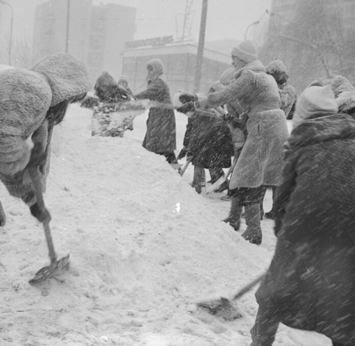 Zima stulecia na warszawskim Wierzbnie. Mieszkańcy odśnieżają chodnik