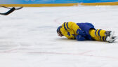 Pekin. Hokej. Faul na Mathiasie Brome w meczu Szwecja - Łotwa