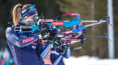 Vitozzi triumfatorką biegu na 15 km. Polskie biathlonistki wciąż daleko za czołówką