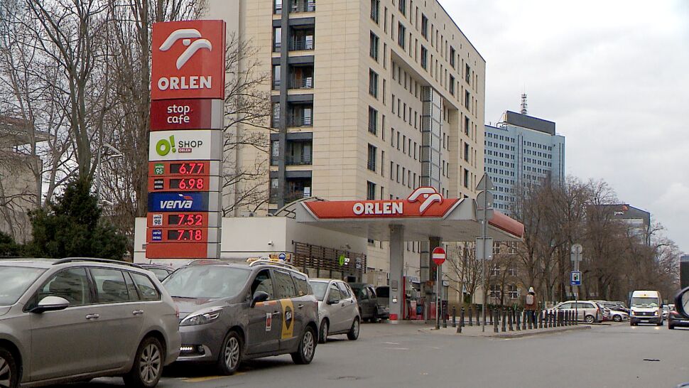 Ceny ropy spadają, ale Orlen nie obniża swoich cen. "Nie jesteśmy do pomocy Polakom"
