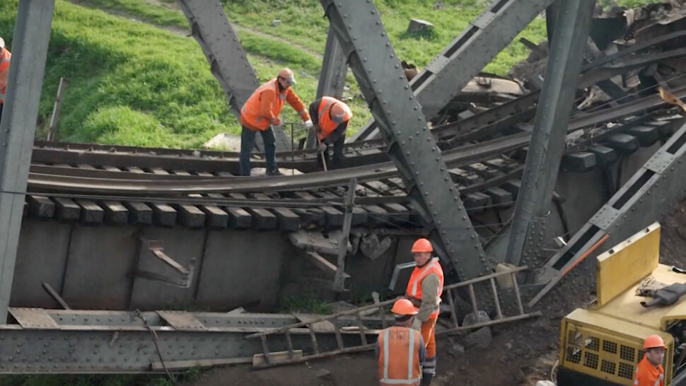 Rosjanie niszczą infrastrukturę kolejową. Kolejarze szybko jednak naprawiają szkody