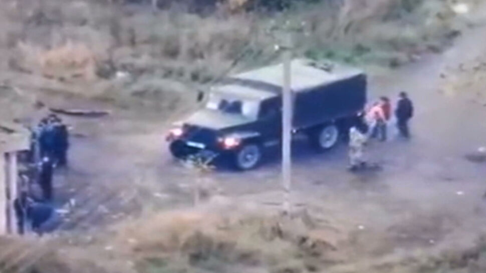 Ciężarówka z migrantami po białoruskiej stronie granicy. Kolejny raz było słychać strzały