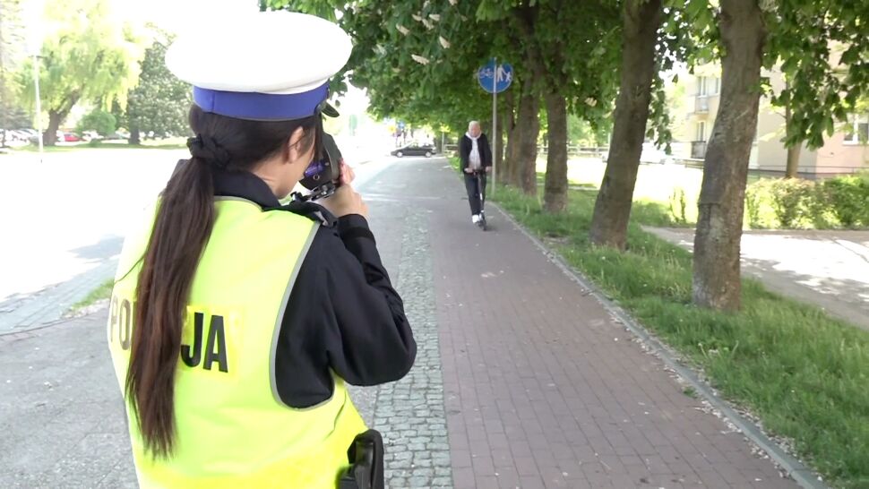 Policja w Elblągu sprawdza, czy użytkownicy e-hulajnóg stosują się do przepisów