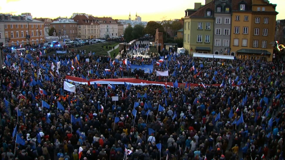 Polacy chcą pozostać w Unii Europejskiej, pomimo sporu prawnego polskiego rządu