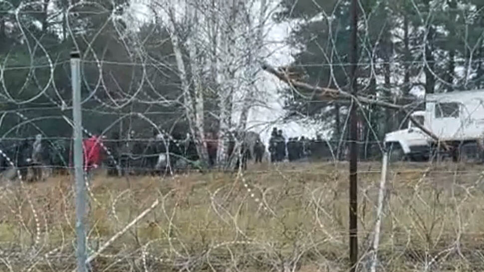 Białoruskie służby wywiozły część migrantów z obozu obok Kuźnicy