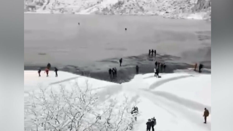 Turyści zaczęli wchodzić na cienki lód. "Narażają siebie, potem narażają innych"