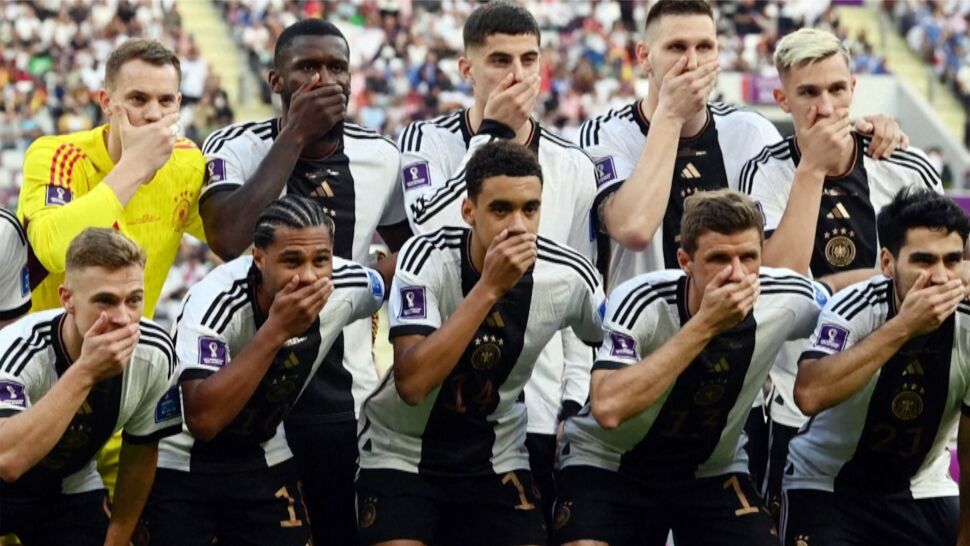 Katar 2022. Niemieccy piłkarze zakryli usta w proteście przeciwko ograniczeniom